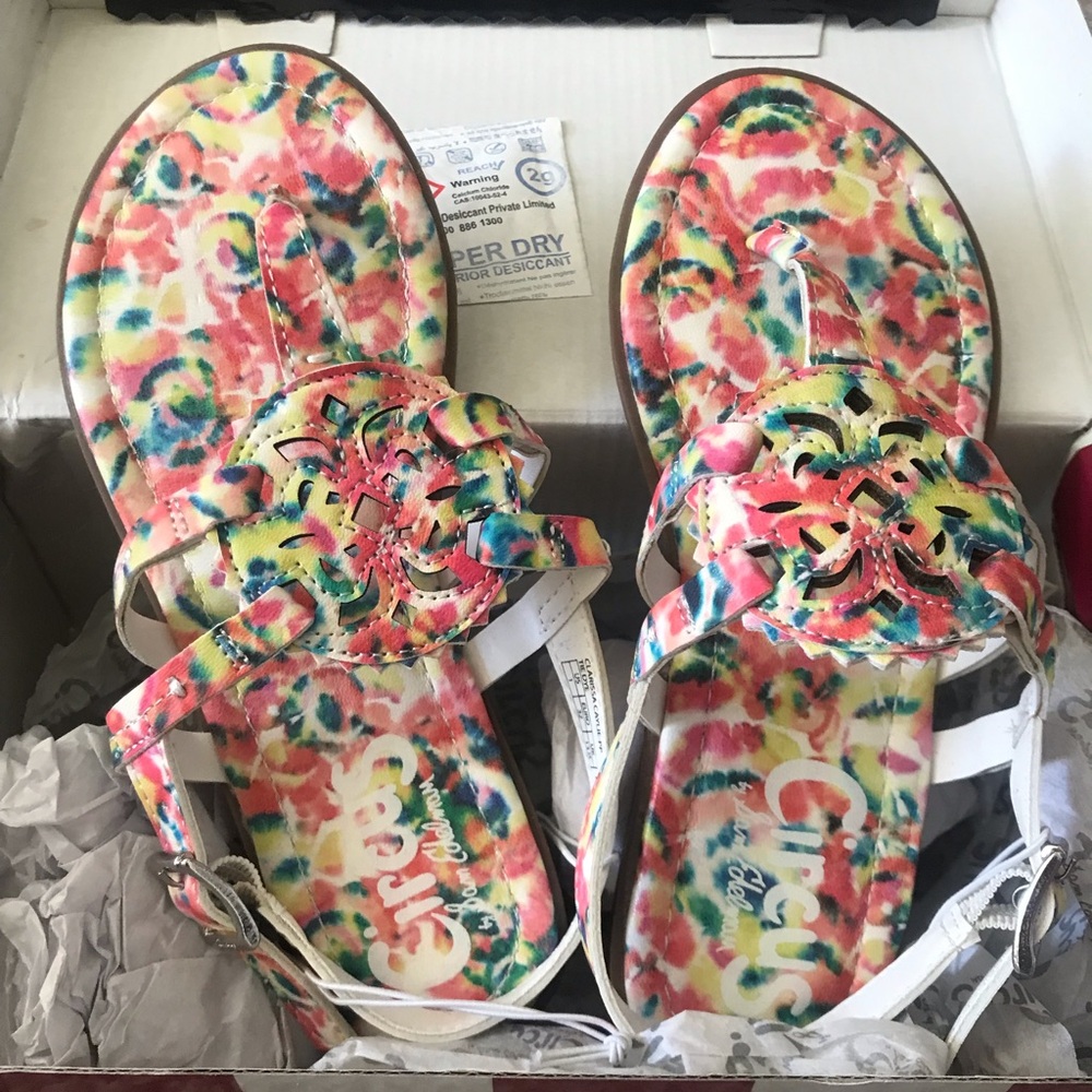 Circus by Sam Edelman Kids Sandal Box - Red and White